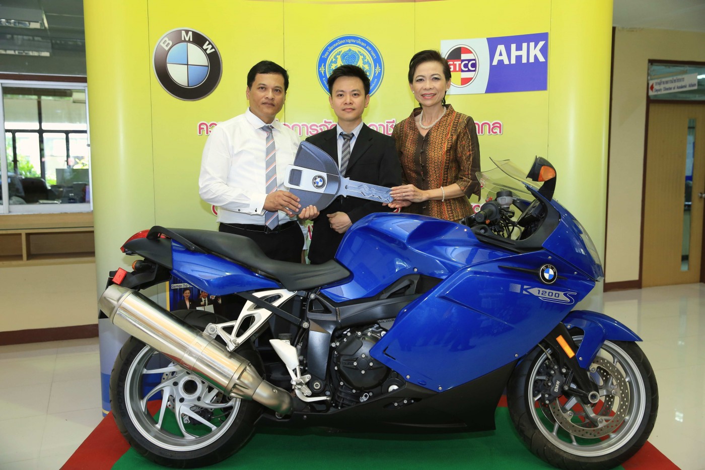BMW Motorrad Donation 02