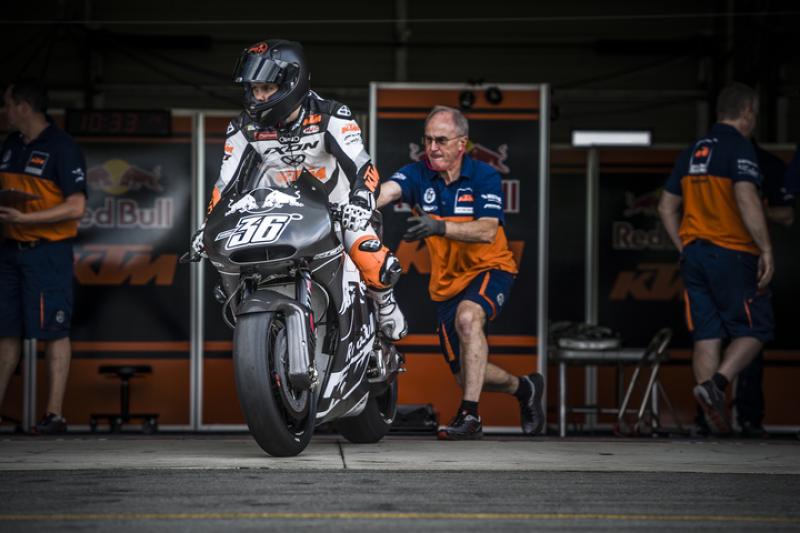 mika_kallio___mechanic_ktm_rc16_brno_2016_720.middle