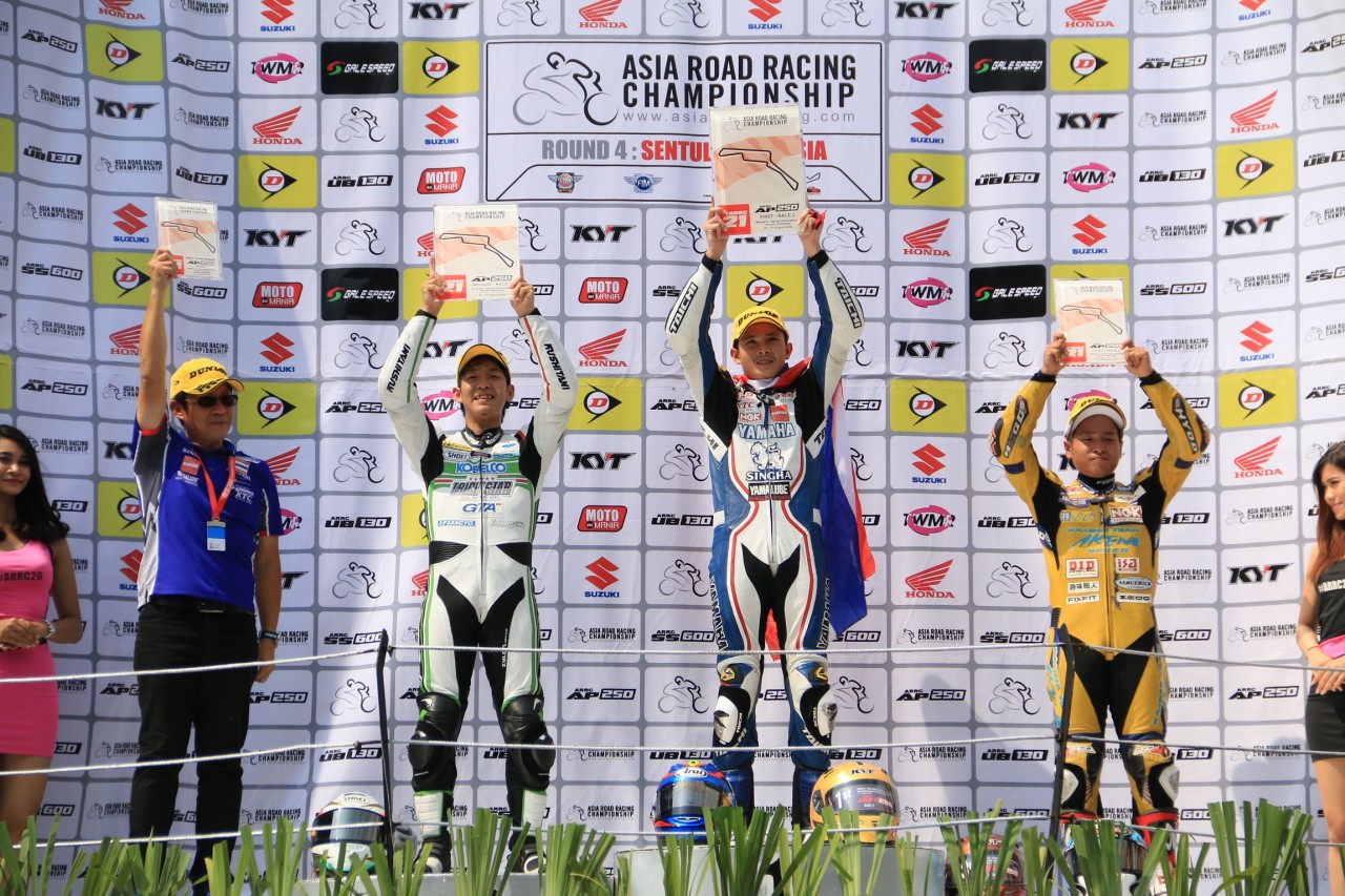 01 แสตมป์-อภิวัฒน์ โชว์ฟอร์มร้อนแรงทะยานคว้าชัยรุ่น 250 cc