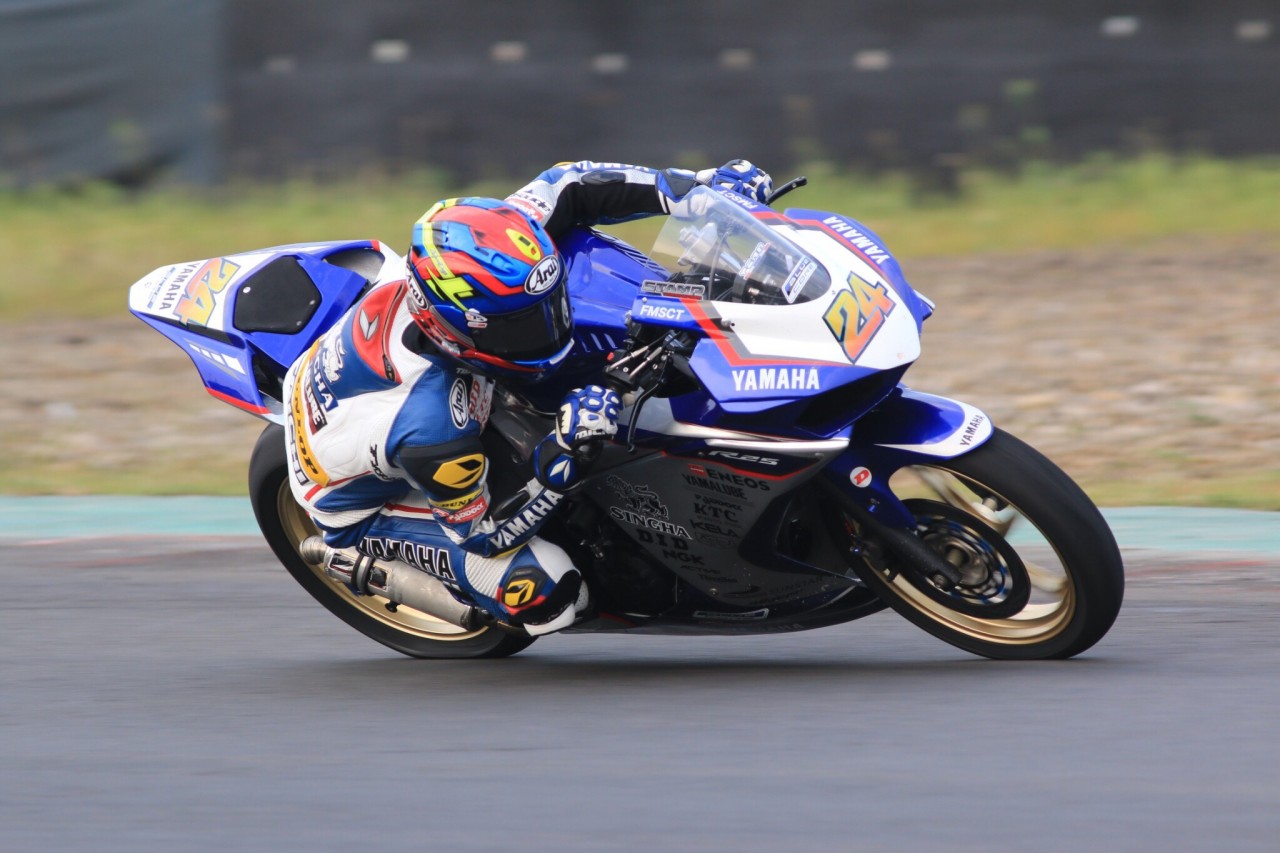 08  แสตมป์-อภิวัฒน์ โชว์ฟอร์มร้อนแรงทะยานคว้าชัยรุ่น 250 cc