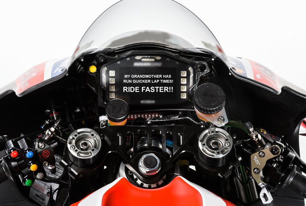motogp-teams-to-send-riders-dashboard-messages-during-races_0