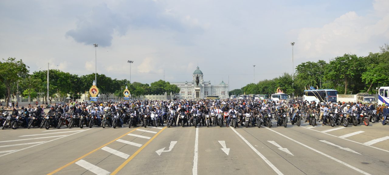 สุภาพบุรุษบิ๊กไบค์บริเวณพระบรมรูปทรงม้า