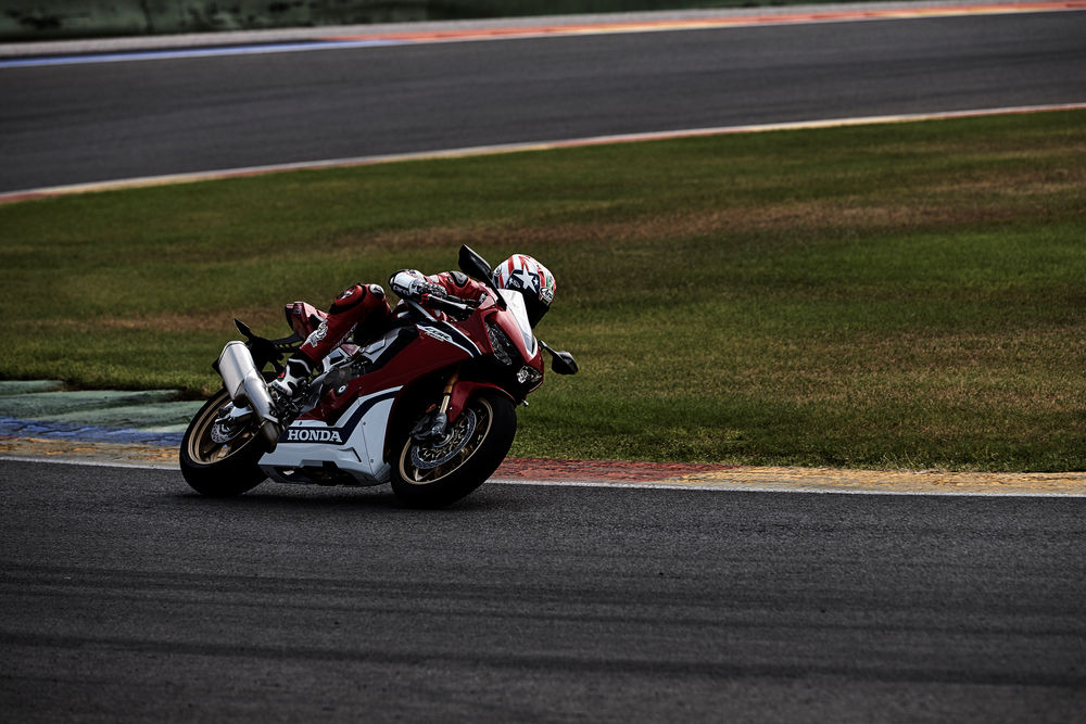 cw1016-2017-honda-cbr1000rr-sp-image-06