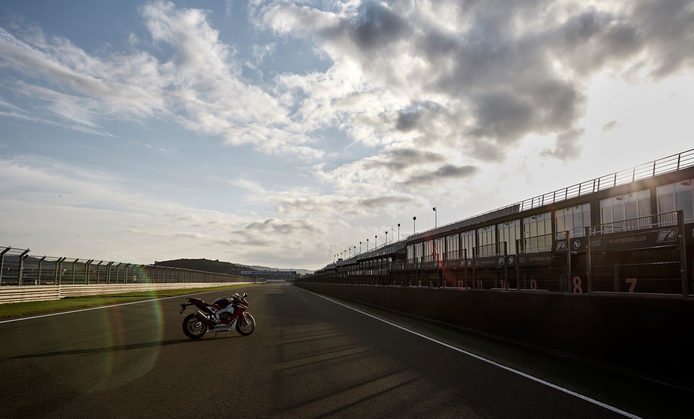 cw1016-2017-honda-cbr1000rr-sp-image-24