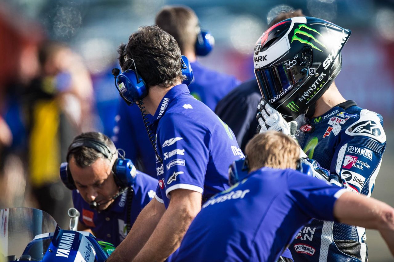 jorge-lorenzo-and-team.gallery_full_top_fullscreen