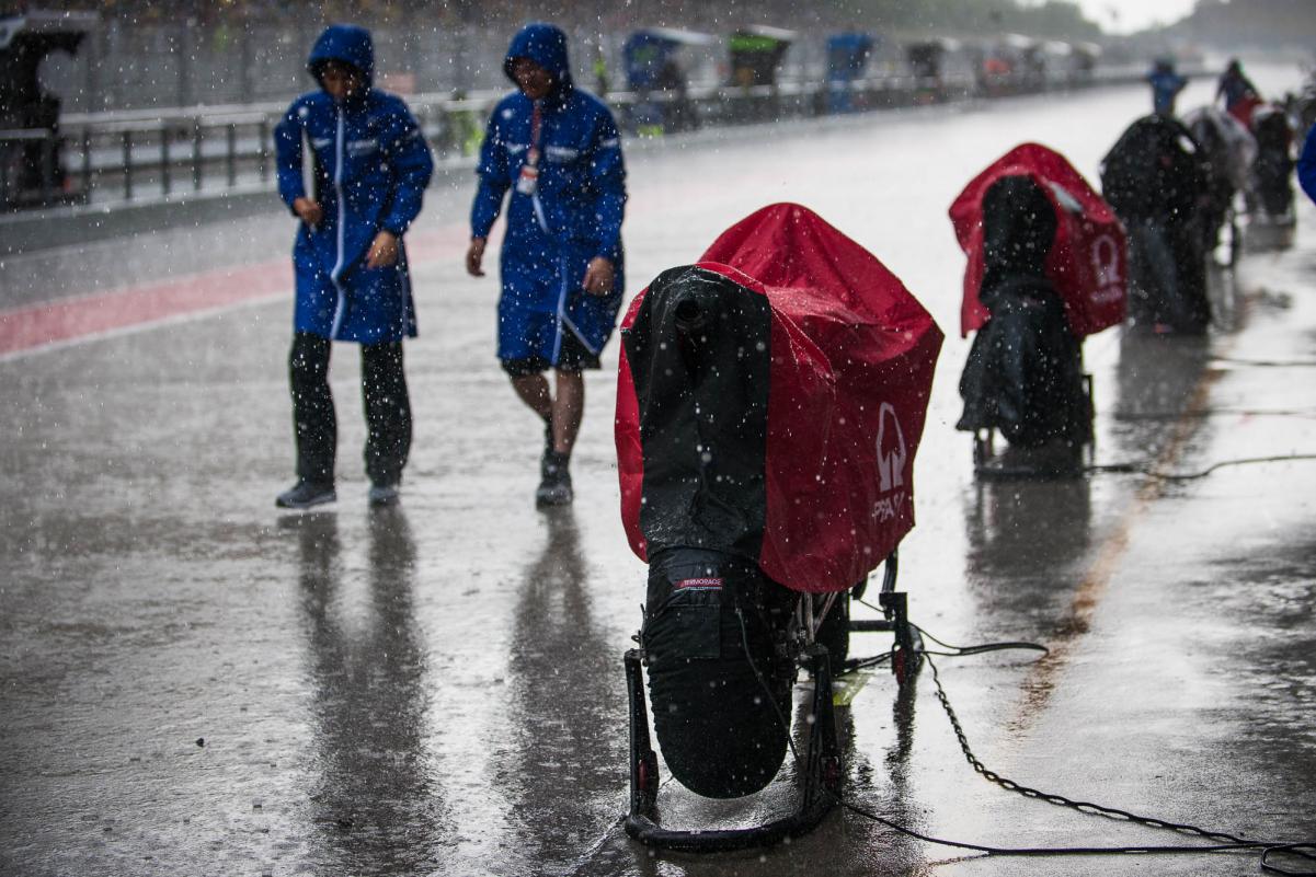 rainy-pit-lane.gallery_full_top_lg