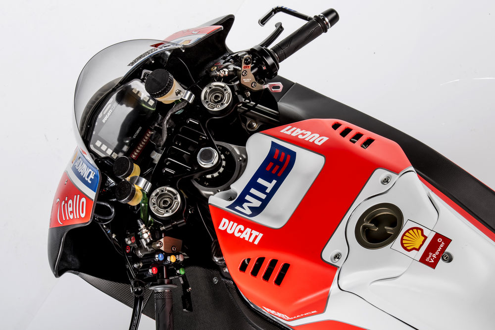 cw0117_ducati_motogp_team_photos_10