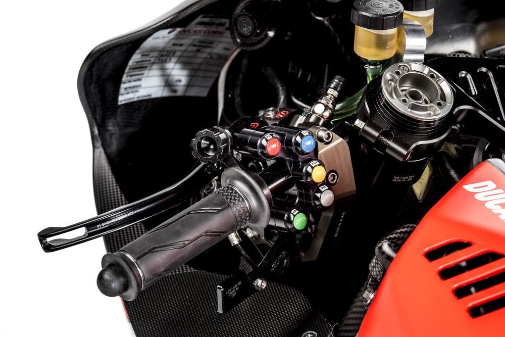 cw0117_ducati_motogp_team_photos_11