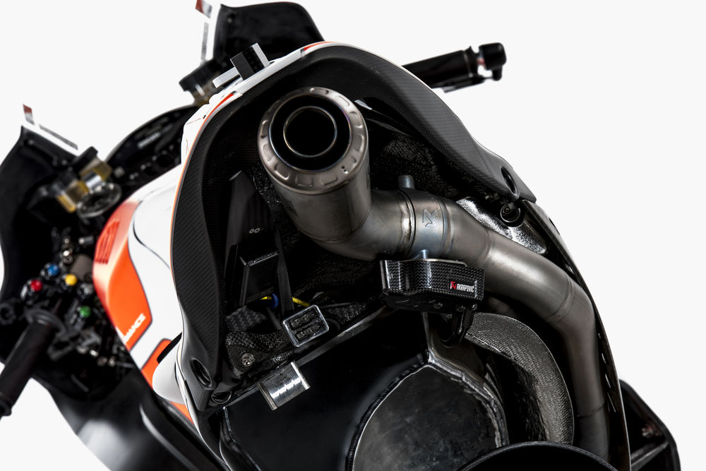 cw0117_ducati_motogp_team_photos_13