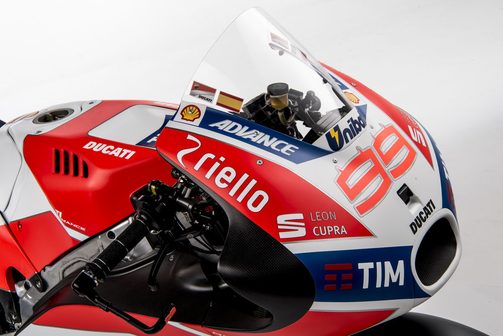 cw0117_ducati_motogp_team_photos_15