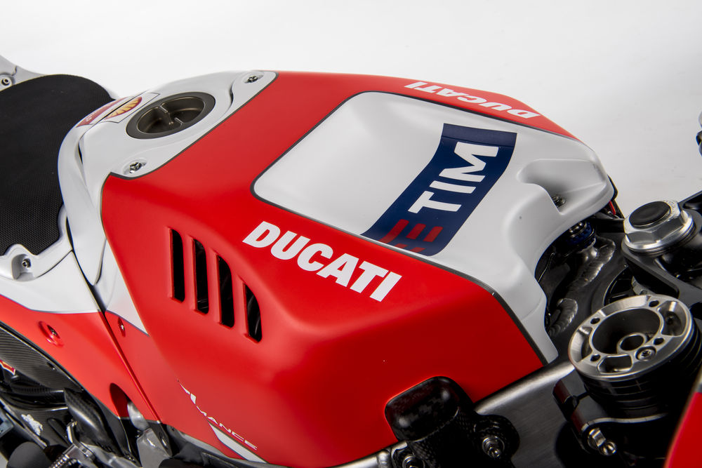 cw0117_ducati_motogp_team_photos_16