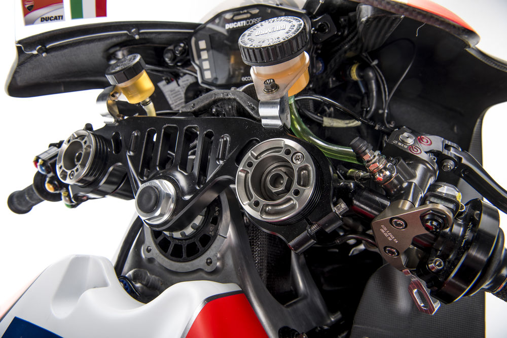 cw0117_ducati_motogp_team_photos_17