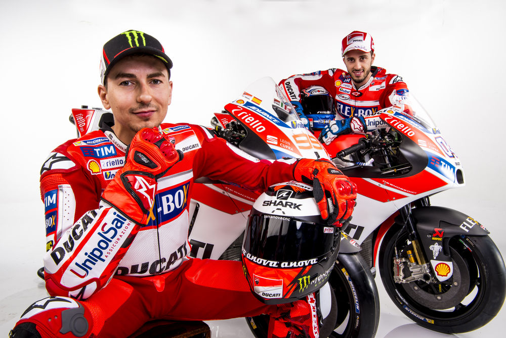 cw0117_ducati_motogp_team_photos_21