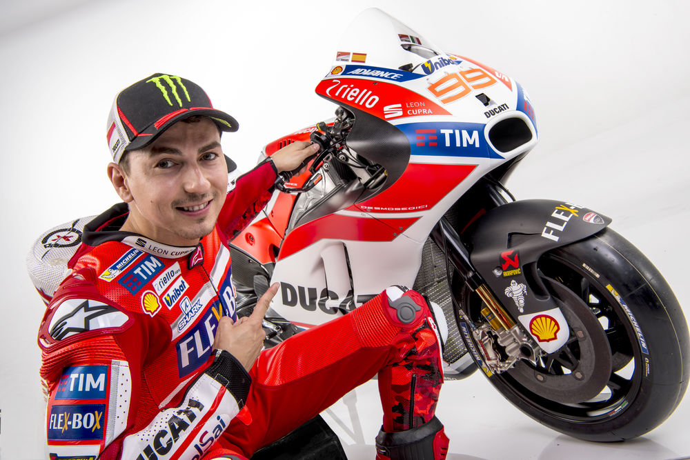 cw0117_ducati_motogp_team_photos_23