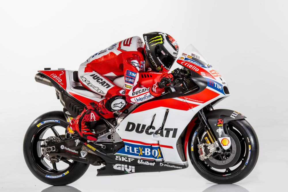 cw0117_ducati_motogp_team_photos_27