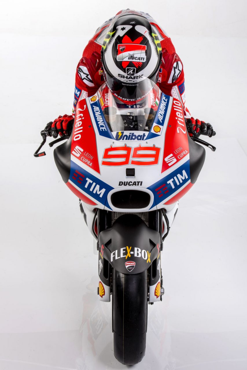 cw0117_ducati_motogp_team_photos_28